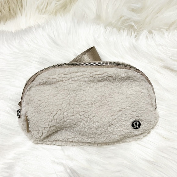 Lululemon • Everywhere Belt Bag Fleece - Picture 8 of 14
